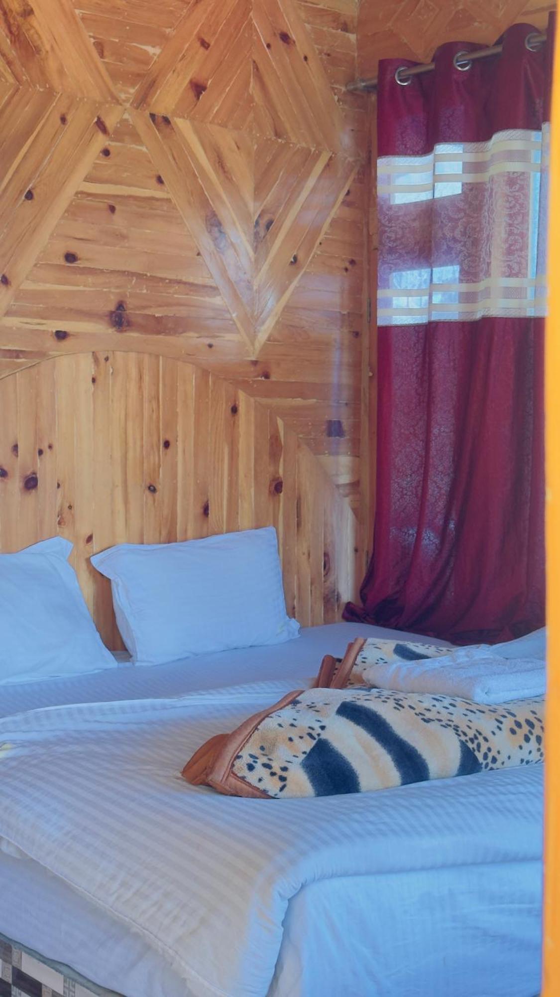 Eyesky, Tosh Hotel Luaran gambar