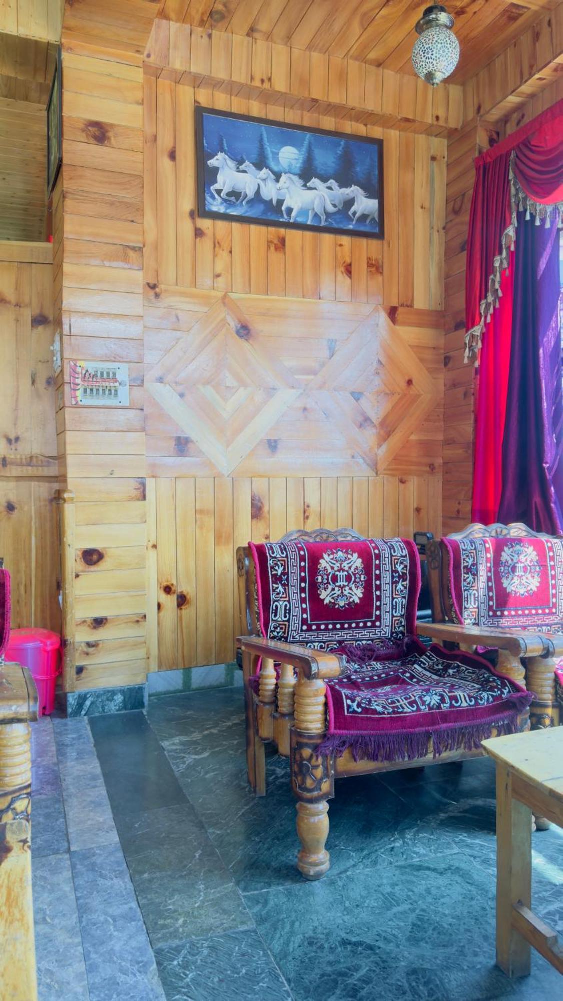 Eyesky, Tosh Hotel Luaran gambar